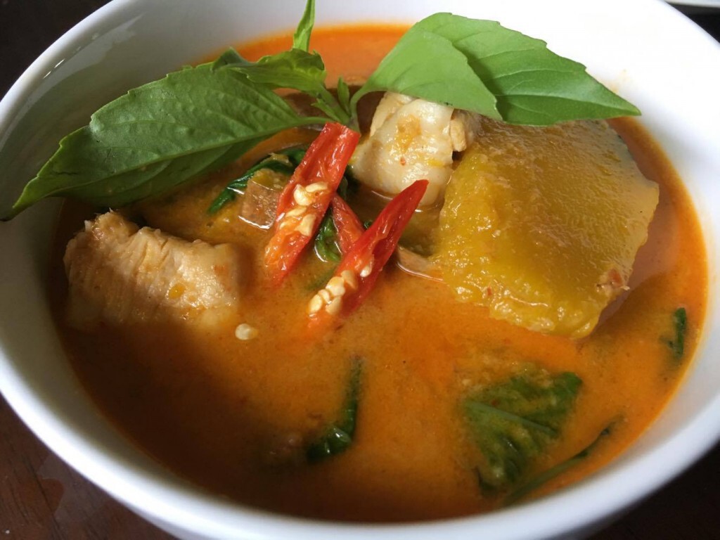 ครัวน้าคม : แกงเผ็ดไก่ฟักทอง ประโยชน์มากมายจากฟักทอง