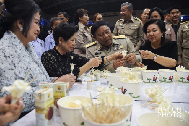 กทม.ชวนจิตอาสาร่วมประดิษฐ์ "ดอกไม้จันทน์" ถวายพ่อหลวง