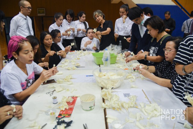 กทม.ชวนจิตอาสาร่วมประดิษฐ์ "ดอกไม้จันทน์" ถวายพ่อหลวง