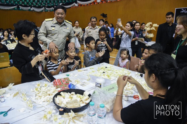 กทม.ชวนจิตอาสาร่วมประดิษฐ์ "ดอกไม้จันทน์" ถวายพ่อหลวง