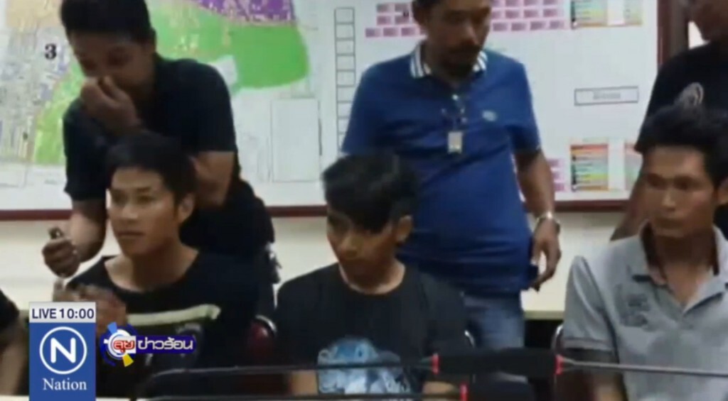 ตร.คุม 3 วัยรุ่นปาระเบิดหน้า สน.ห้วยขวาง ทำแผน 10.00 น. ตร.คุม 3 วัยรุ่นปาระเบิดหน้า สน.ห้วยขวาง ทำแผน 10.00 น.