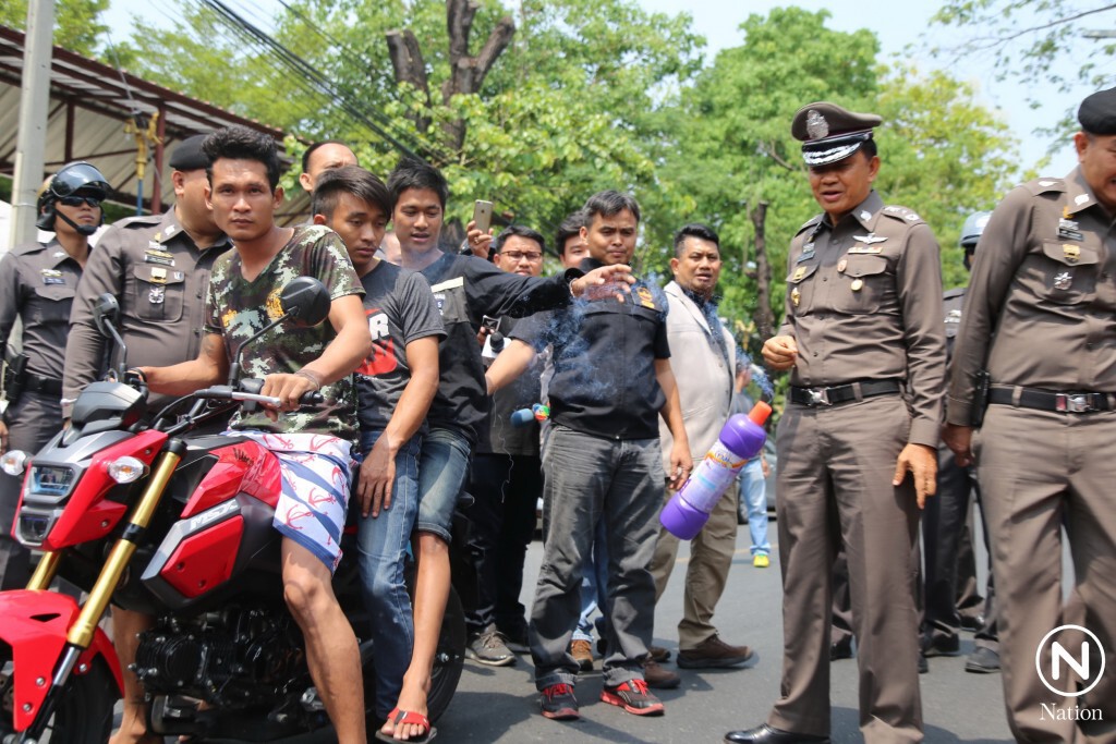 ตร.คุม 3 วัยรุ่นปาระเบิด ทำแผน ตร.คุม 3 วัยรุ่นปาระเบิด ทำแผน