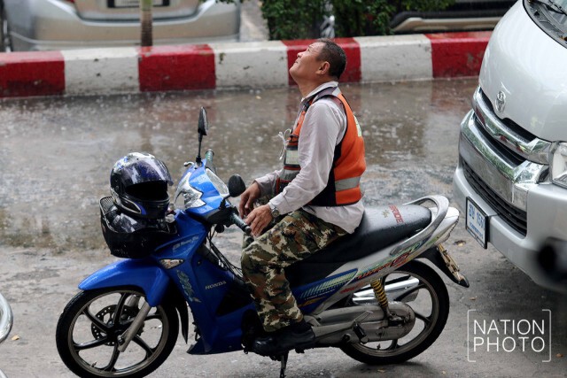 ชุ่มฉ่ำยามเช้า
บรรยากาศคนกรุงเดินมาทำงาน
ท่ามกลางฝนพรำ
