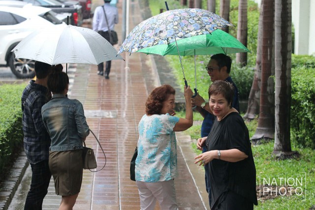 ชุ่มฉ่ำยามเช้า
บรรยากาศคนกรุงเดินมาทำงาน
ท่ามกลางฝนพรำ