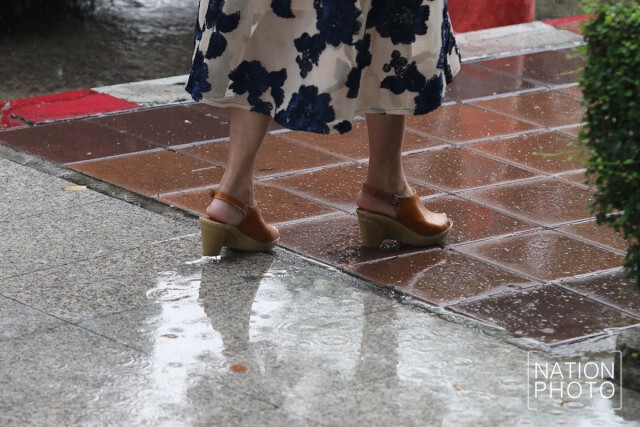 ชุ่มฉ่ำยามเช้า
บรรยากาศคนกรุงเดินมาทำงาน
ท่ามกลางฝนพรำ