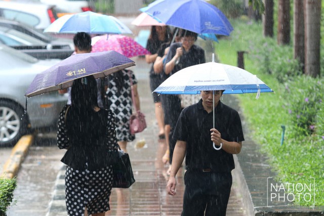 ชุ่มฉ่ำยามเช้า
บรรยากาศคนกรุงเดินมาทำงาน
ท่ามกลางฝนพรำ
