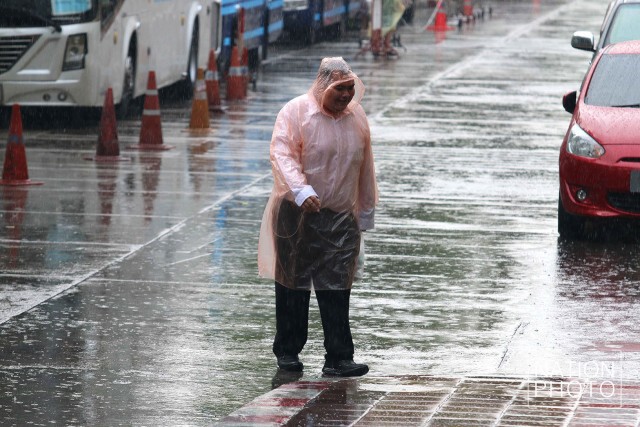 ชุ่มฉ่ำยามเช้า
บรรยากาศคนกรุงเดินมาทำงาน
ท่ามกลางฝนพรำ
