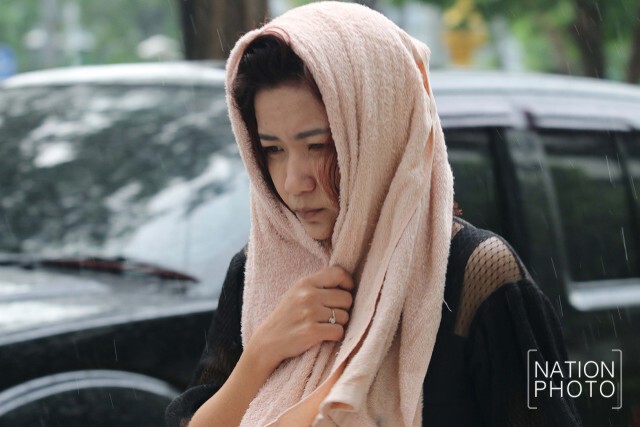 ชุ่มฉ่ำยามเช้า
บรรยากาศคนกรุงเดินมาทำงาน
ท่ามกลางฝนพรำ