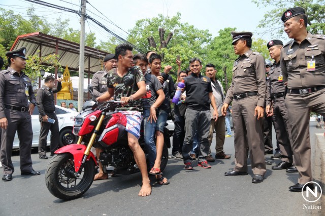 ตร.คุม 3 วัยรุ่นปาระเบิด ทำแผน