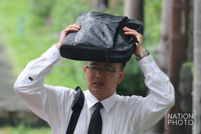 ชุ่มฉ่ำยามเช้า
บรรยากาศคนกรุงเดินมาทำงาน
ท่ามกลางฝนพรำ
