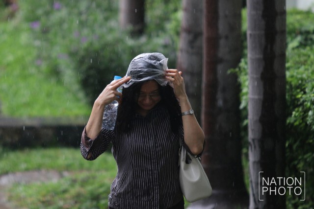 ชุ่มฉ่ำยามเช้า
บรรยากาศคนกรุงเดินมาทำงาน
ท่ามกลางฝนพรำ