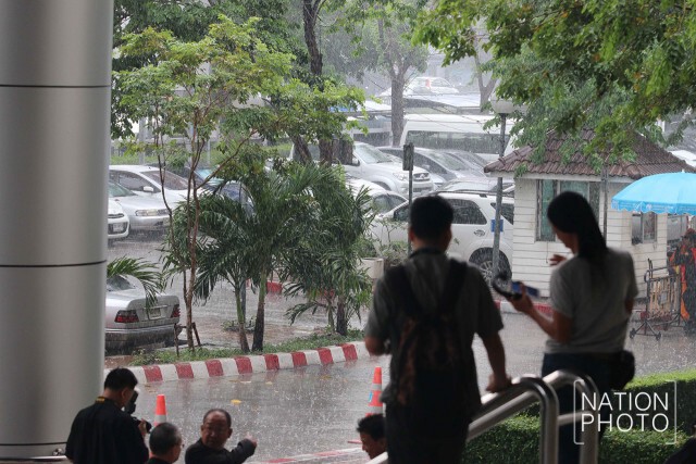 ชุ่มฉ่ำยามเช้า
บรรยากาศคนกรุงเดินมาทำงาน
ท่ามกลางฝนพรำ