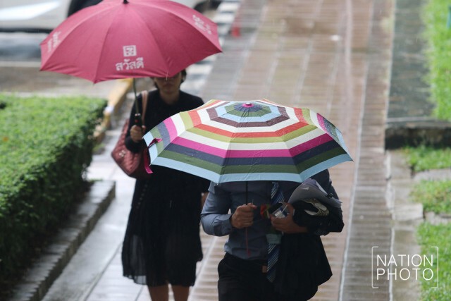 ชุ่มฉ่ำยามเช้า
บรรยากาศคนกรุงเดินมาทำงาน
ท่ามกลางฝนพรำ