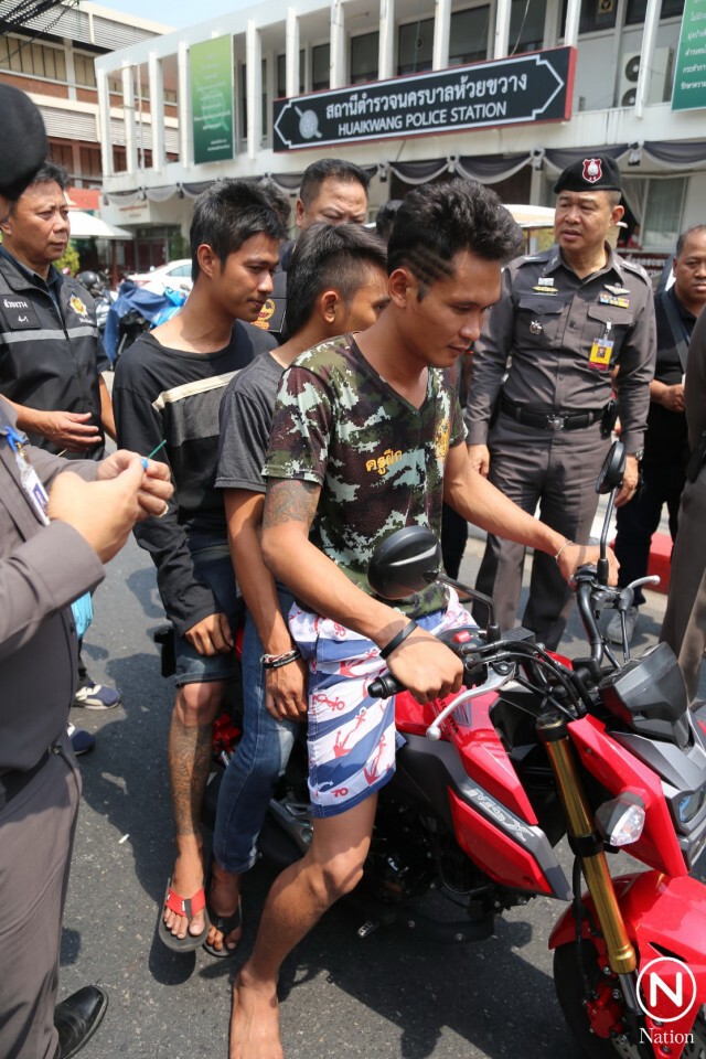 ตร.คุม 3 วัยรุ่นปาระเบิด ทำแผน