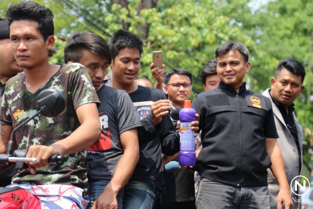 ตร.คุม 3 วัยรุ่นปาระเบิด ทำแผน