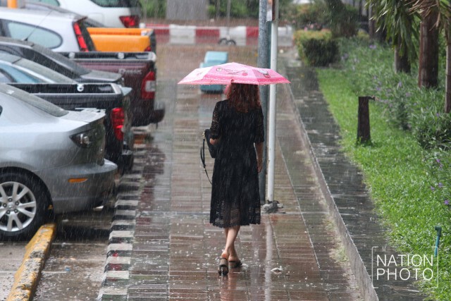 ชุ่มฉ่ำยามเช้า
บรรยากาศคนกรุงเดินมาทำงาน
ท่ามกลางฝนพรำ