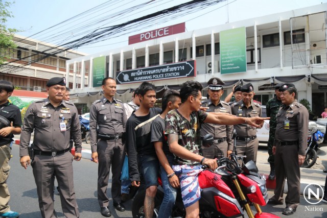 ตร.คุม 3 วัยรุ่นปาระเบิด ทำแผน