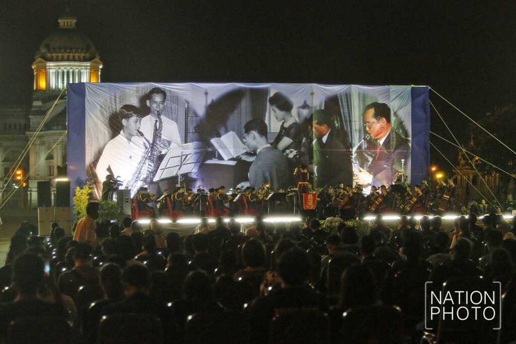 ประชาชนเดินทางมากราบสักการะพระบรมราชานุสาวรีย์ รัชกาลที่ 5 พร้อมทั้งได้รับฟังดนตรีขับกล่อม ประชาชนเดินทางมากราบสักการะพระบรมราชานุสาวรีย์ รัชกาลที่ 5 พร้อมทั้งได้รับฟังดนตรีขับกล่อม
