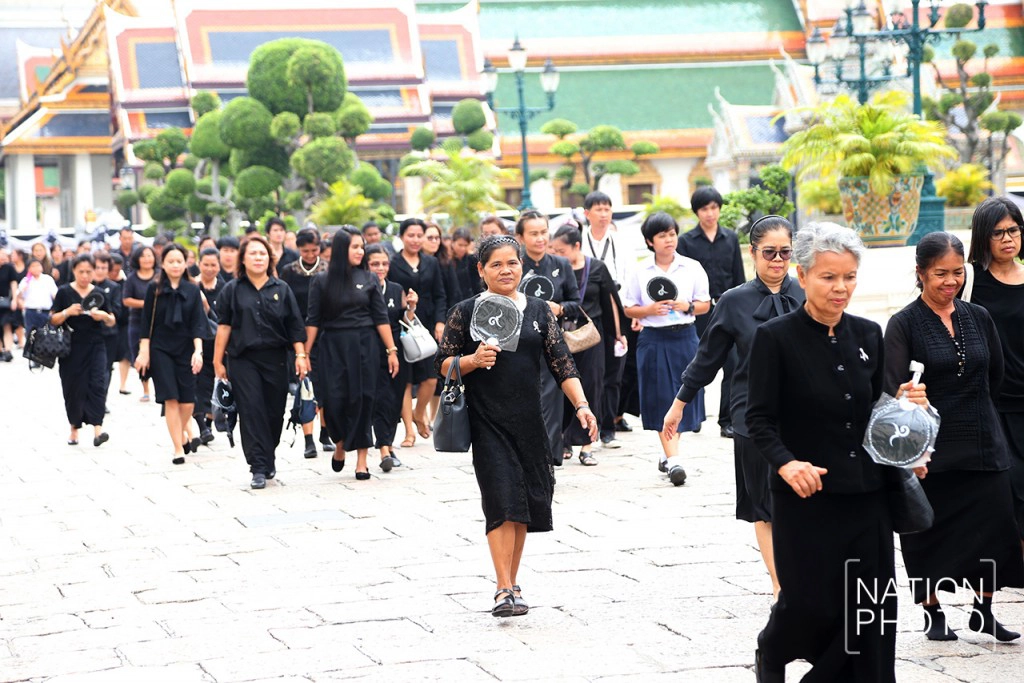 ประชาชนเข้ากราบสักการะพระบรมศพ เบื้องหน้าพระบรมโกศ ประชาชนเข้ากราบสักการะพระบรมศพ เบื้องหน้าพระบรมโกศ
