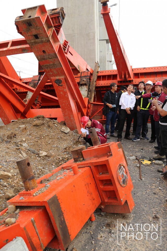 เจ้าหน้าที่วิศวกรรมสถานฯ ตรวจสอบเหล็กก่อสร้างรถไฟฟ้า ที่หล่นลงมา