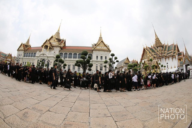ประชาชนเข้ากราบสักการะพระบรมศพ เบื้องหน้าพระบรมโกศ