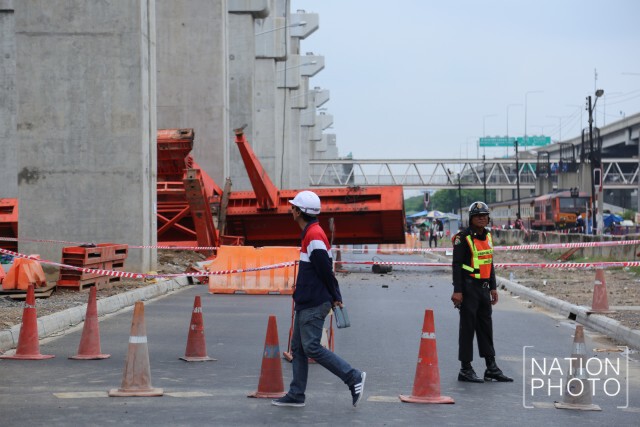 เจ้าหน้าที่วิศวกรรมสถานฯ ตรวจสอบเหล็กก่อสร้างรถไฟฟ้า ที่หล่นลงมา