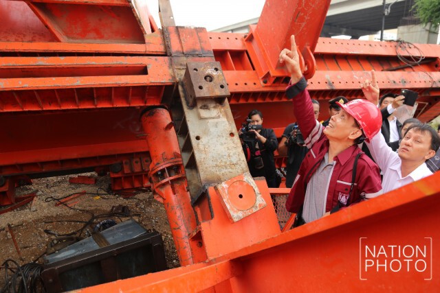 เจ้าหน้าที่วิศวกรรมสถานฯ ตรวจสอบเหล็กก่อสร้างรถไฟฟ้า ที่หล่นลงมา