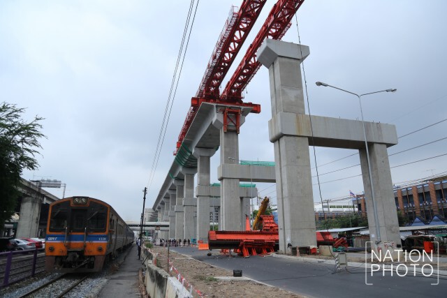 เจ้าหน้าที่วิศวกรรมสถานฯ ตรวจสอบเหล็กก่อสร้างรถไฟฟ้า ที่หล่นลงมา