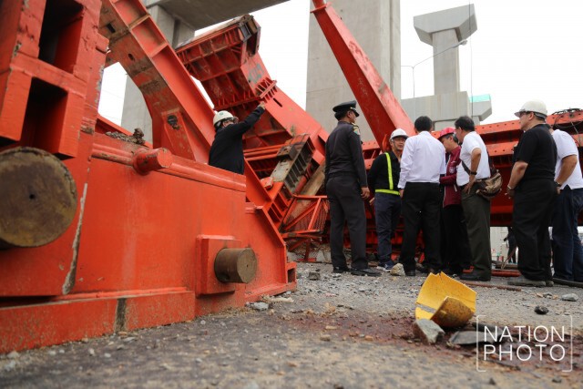 เจ้าหน้าที่วิศวกรรมสถานฯ ตรวจสอบเหล็กก่อสร้างรถไฟฟ้า ที่หล่นลงมา