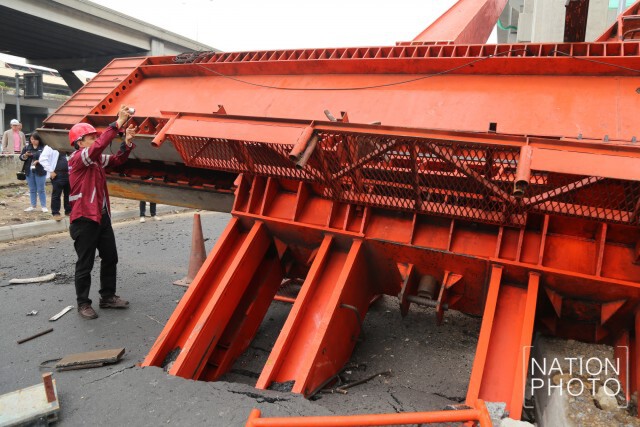 เจ้าหน้าที่วิศวกรรมสถานฯ ตรวจสอบเหล็กก่อสร้างรถไฟฟ้า ที่หล่นลงมา