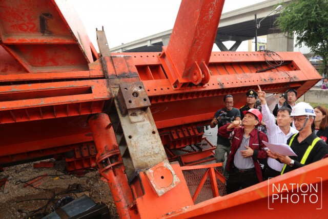 เจ้าหน้าที่วิศวกรรมสถานฯ ตรวจสอบเหล็กก่อสร้างรถไฟฟ้า ที่หล่นลงมา