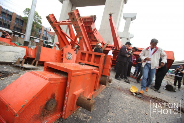 เจ้าหน้าที่วิศวกรรมสถานฯ ตรวจสอบเหล็กก่อสร้างรถไฟฟ้า ที่หล่นลงมา