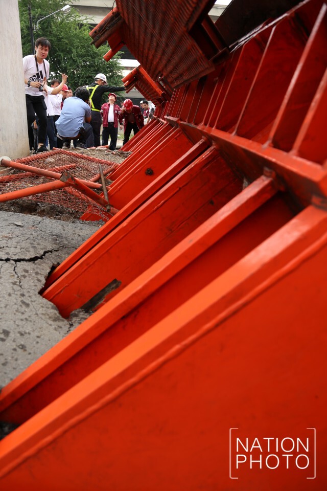 เจ้าหน้าที่วิศวกรรมสถานฯ ตรวจสอบเหล็กก่อสร้างรถไฟฟ้า ที่หล่นลงมา