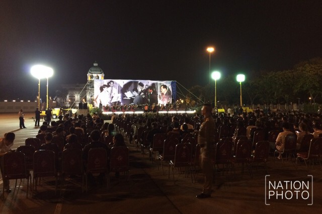 ประชาชนเดินทางมากราบสักการะพระบรมราชานุสาวรีย์ รัชกาลที่ 5 พร้อมทั้งได้รับฟังดนตรีขับกล่อม