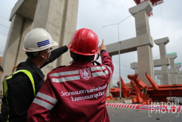 เจ้าหน้าที่วิศวกรรมสถานฯ ตรวจสอบเหล็กก่อสร้างรถไฟฟ้า ที่หล่นลงมา