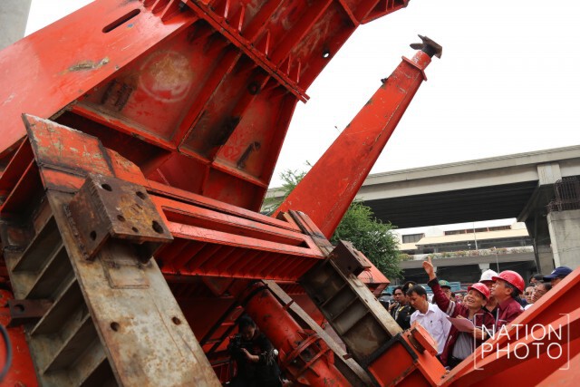 เจ้าหน้าที่วิศวกรรมสถานฯ ตรวจสอบเหล็กก่อสร้างรถไฟฟ้า ที่หล่นลงมา