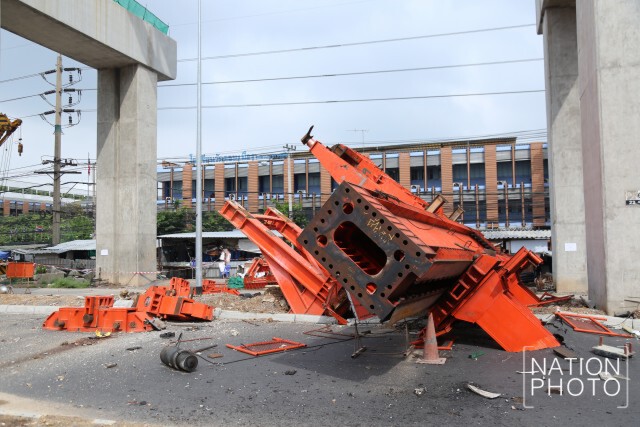 เจ้าหน้าที่วิศวกรรมสถานฯ ตรวจสอบเหล็กก่อสร้างรถไฟฟ้า ที่หล่นลงมา