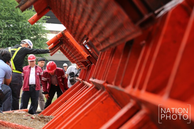 เจ้าหน้าที่วิศวกรรมสถานฯ ตรวจสอบเหล็กก่อสร้างรถไฟฟ้า ที่หล่นลงมา