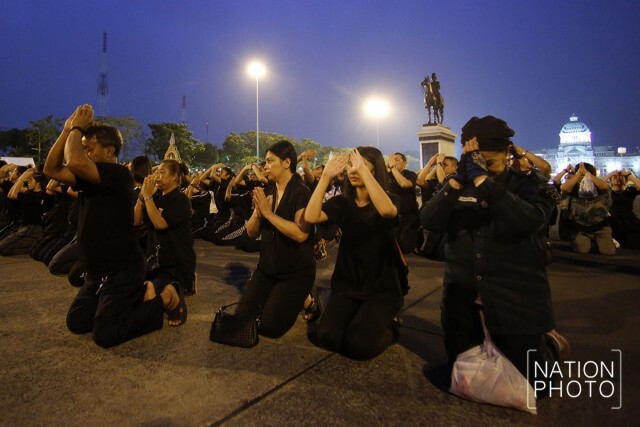 ประชาชนเดินทางมากราบสักการะพระบรมราชานุสาวรีย์ รัชกาลที่ 5 พร้อมทั้งได้รับฟังดนตรีขับกล่อม