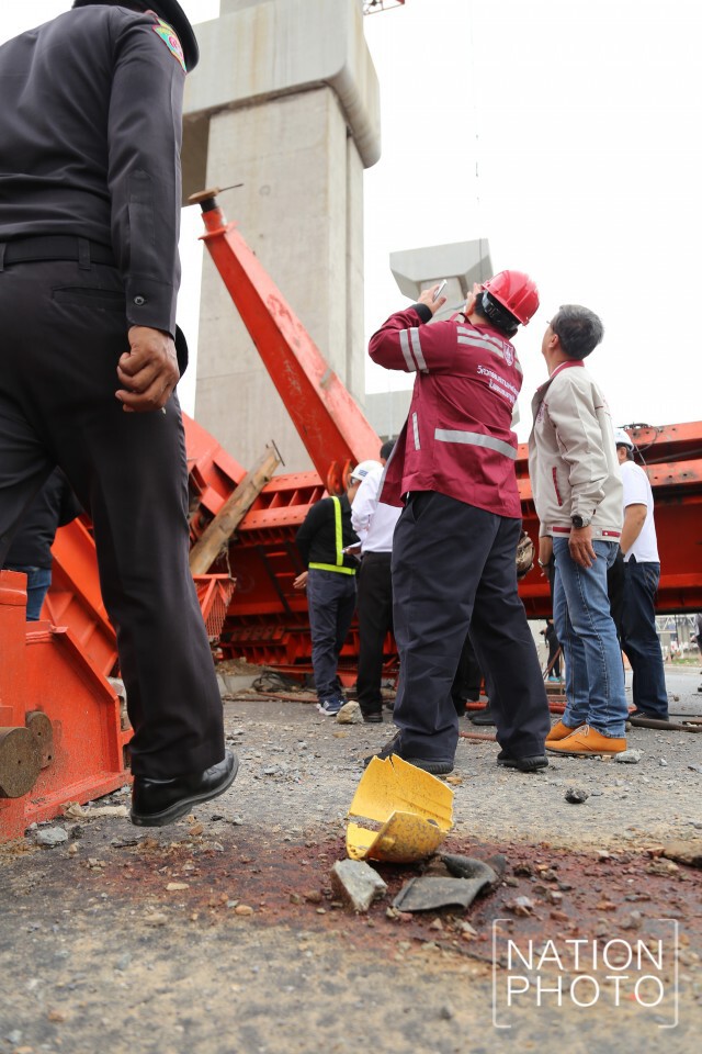 เจ้าหน้าที่วิศวกรรมสถานฯ ตรวจสอบเหล็กก่อสร้างรถไฟฟ้า ที่หล่นลงมา