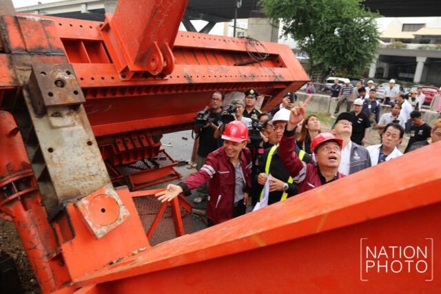 เจ้าหน้าที่วิศวกรรมสถานฯ ตรวจสอบเหล็กก่อสร้างรถไฟฟ้า ที่หล่นลงมา