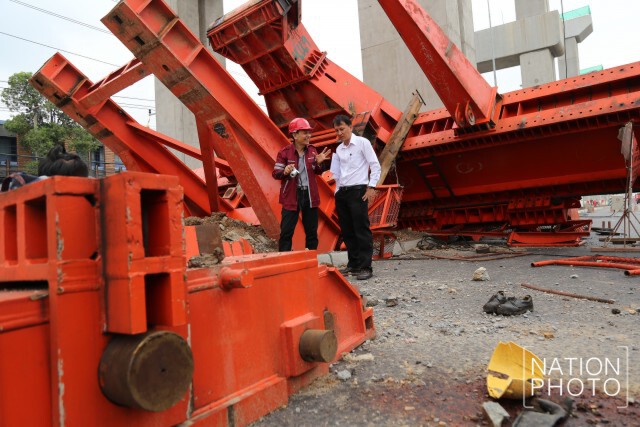 เจ้าหน้าที่วิศวกรรมสถานฯ ตรวจสอบเหล็กก่อสร้างรถไฟฟ้า ที่หล่นลงมา