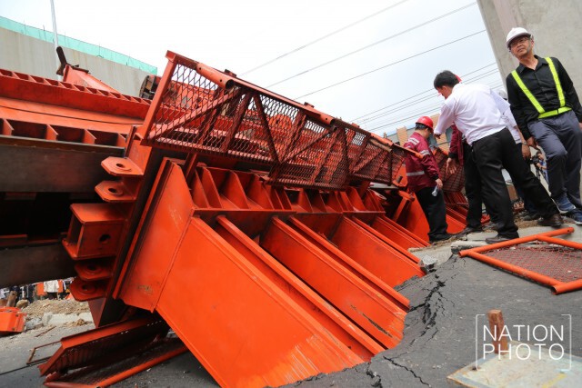 เจ้าหน้าที่วิศวกรรมสถานฯ ตรวจสอบเหล็กก่อสร้างรถไฟฟ้า ที่หล่นลงมา