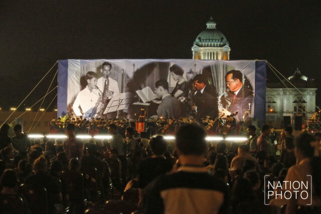 ประชาชนเดินทางมากราบสักการะพระบรมราชานุสาวรีย์ รัชกาลที่ 5 พร้อมทั้งได้รับฟังดนตรีขับกล่อม