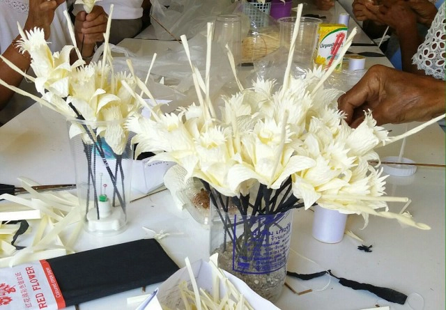 ก.แรงงาน ฝึกทำดอกดารารัตน์ ถวายในราชพิธีถวายพระเพลิงพระบรมศพ ในหลวง ร.9