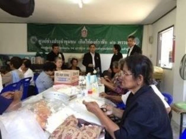 ก.แรงงาน ฝึกทำดอกดารารัตน์ ถวายในราชพิธีถวายพระเพลิงพระบรมศพ ในหลวง ร.9