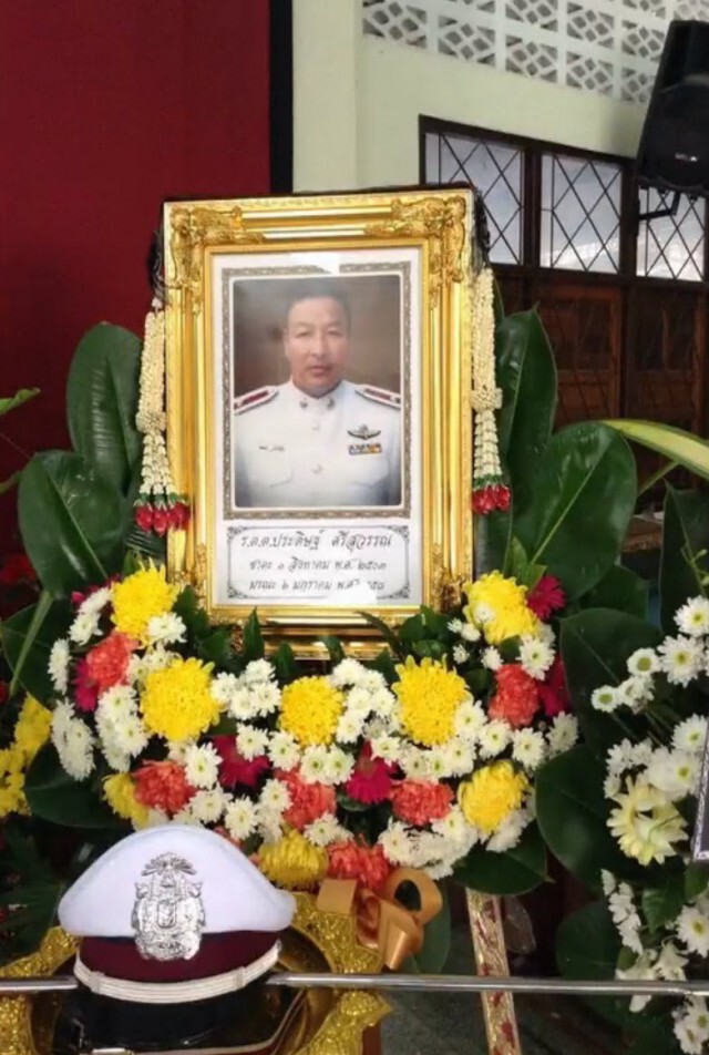 ประดับยศร้อยตรี
ลูกชายตร.พัทยา
ถูกรถชนเสียชีวิตขณะปฏิบัติหน้าที่