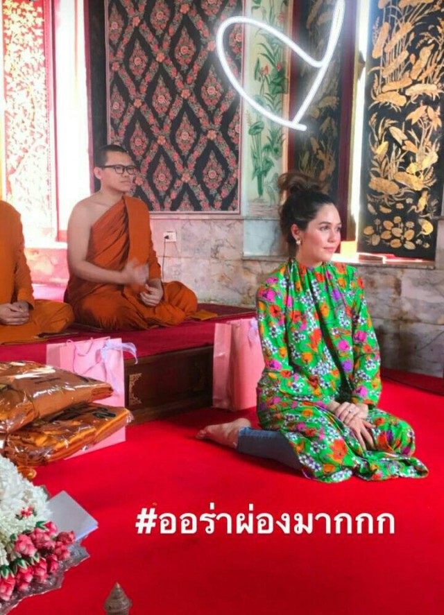 "ชมพู่" พาแม่-เพื่อนสนิท ทำบุญให้พ่อ "เจมส์"