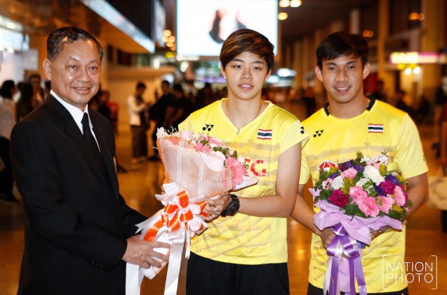 ต้อนรับกลับ! "บาส-ปอป้อ" ถึงดอนเมืองแล้ว หลังคว้ารองแชมป์ แบดมินตันชิงแชมป์เอเชีย 2017