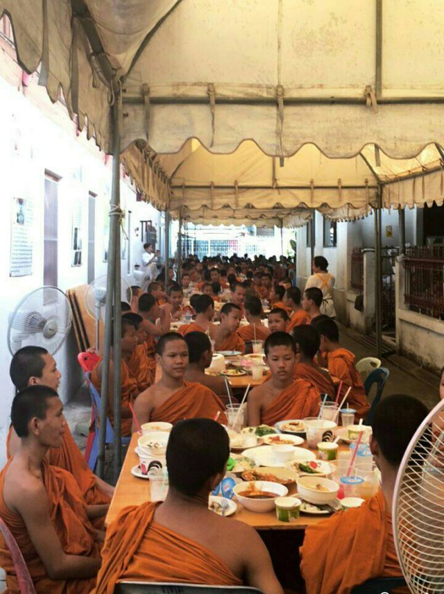 "ชมพู่" พาแม่-เพื่อนสนิท ทำบุญให้พ่อ "เจมส์"